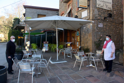 Los propietarios del Hostal Restaurant Cal Ton de Ogern, en Bassella, en el Alt Urgell
