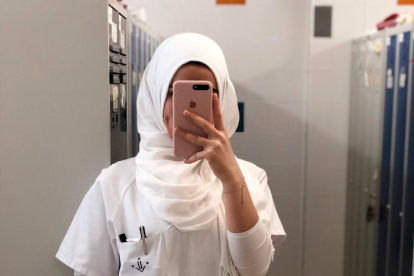 Nisrine Rbibih, con el hiyab durante sus prácticas de Enfermería. 