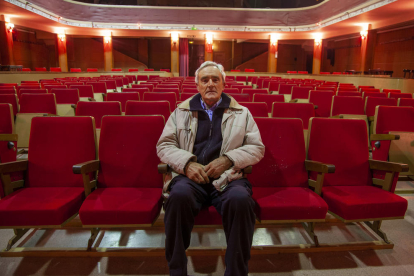 Simó Flotats, actual responsable del cine de Tornabous, en la histórica sala de esta población del Urgell.
