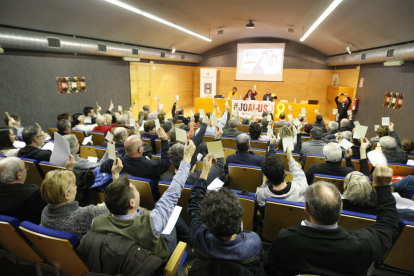 Els socis d’Òmnium de Lleida, ahir votant a l’assemblea celebrada a la sala Jaume Magre.