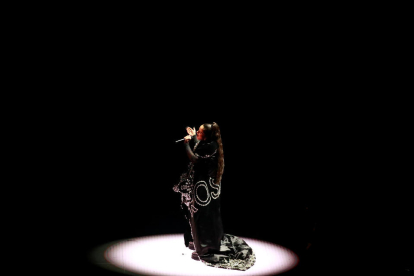 Rosalía durant l'actuació al Prudential Center de Newark de Nova Jersey amb un mono negre amb brillants.