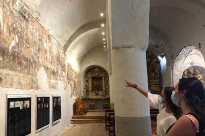 Visitantes en la iglesia románica de Santa Eulària de Unha, que forma parte del Musèu dera Val d’Aran.