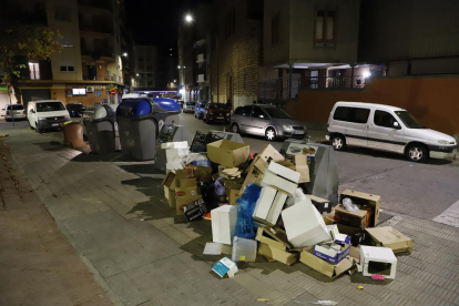 Imagen de archivo de basura acumulada junto a contenedores. 