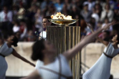 La flama olímpica es va encendre ahir amb una cerimònia de l’antiga Grècia com marca la tradició.