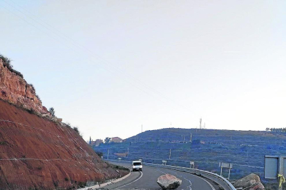 Un alud de rocas corta más de dos horas la carretera de Castelldans