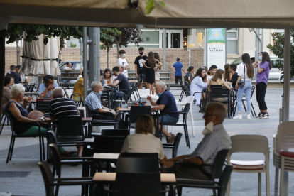 Clientes ayer en una terraza ayer en la ciudad de Lleida.