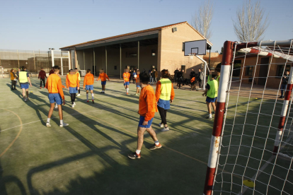 Vista de un entrenamiento ayer del programa FutbolNet de la Fundació Barça en el centro educativo El Segre.