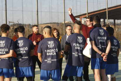 Vista d’un entrenament ahir del programa FutbolNet de la Fundació Barça al centre educatiu El Segre.
