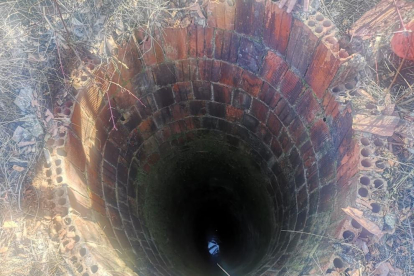 Els especialistes dels Mossos van inspeccionar el pou abans de segellar-lo.