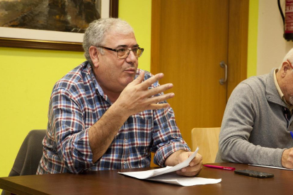 Imatge de Ramon Gassó durant la reunió amb els veïns que es va celebrar dilluns.