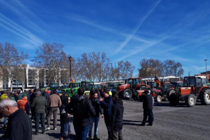 Los tractores se han reunido en los Camps Elisis para dirigirse después a la plaza de la Pau.
