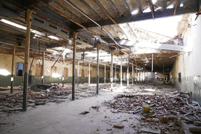 La nau central de l’antiga tèxtil, on és necessari frenar el deteriorament, ja que s’està desplomant el sostre.
