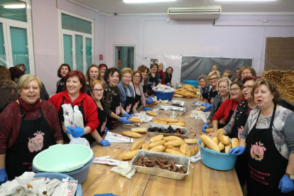 Integrants de l’Associació de Mestresses de Casa d’Alcarràs al preparar els entrepans, ahir.