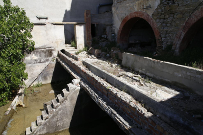 La antigua téxtil de Mitasa, de propiedad municipal (en la imagen), tiene un salto de agua de 6 metros.