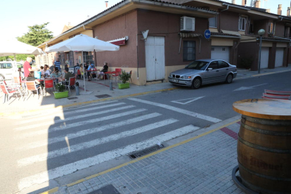 El bar de Vilanova de la Barca que critica que se ha reducido su terraza de 7 a 3 mesas.