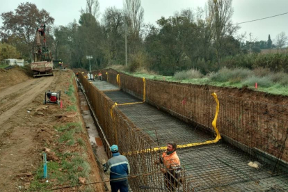 Obres de revestiment de la primera séquia principal del Canal d’Urgell en una imatge recent.