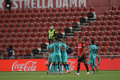 Arturo Vidal es felicitado tras el primer gol en un estadio vacío