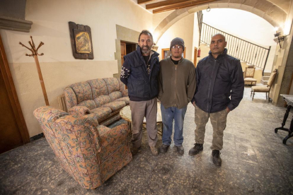 El educador social Miquel Torres y otros dos miembros de Emaus Rural en el albergue de Cervera.