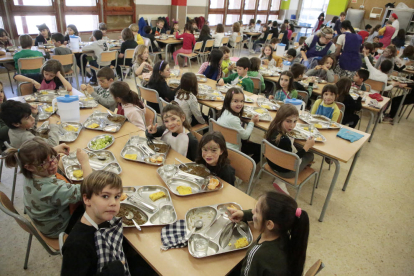 Alumnes al menjador de l’Escola Alba, una imatge que no s’ha pogut repetir des del 12 de març.