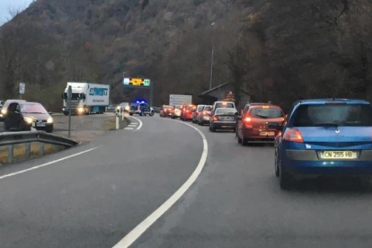 Colas de conductores francesces ayer en Elt Portilhon que no pudieron pasar a la Val d’Aran.