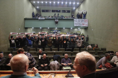 Los estudiantes desplegaron pancartas en favor de los presos independentistas tras la votación. 