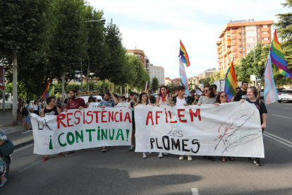 Un centenar de persones van participar en la manifestació a favor del col·lectiu LGBTIQ ahir a Lleida.