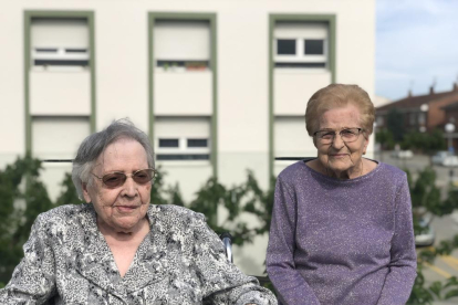 Pepa i Clotilde, de 105 i 103 anys, al jardí de la residència de Guissona.