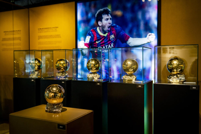 El sexto Balón de Oro de Messi ya luce en  el Museu del Camp Nou.