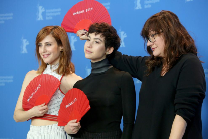 Las actrices Natalia de Molina y Greta Fernández, con la cineasta Isabel Coixet, ayer en la Berlinale.