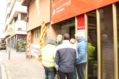 Representants dels treballadors del servei de recollida d'escombraries a la Noguera, aquest dimecres a la porta de la seu del departament de Treball a Lleida.