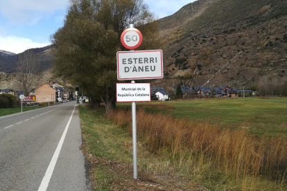 Imatge d’arxiu d’un senyal de Municipi de la República Catalana a Esterri d’Àneu.