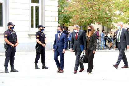El presidente de la Generalitat, Quim Torra, el vicepresidente, Pere Aragonès, y la consellera Meritxell Budó, a las puertas del Supremo.