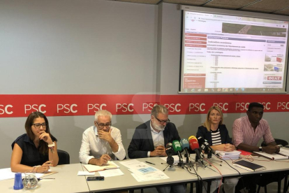 Un moment de la roda de premsa a la seu del PSC a Lleida.