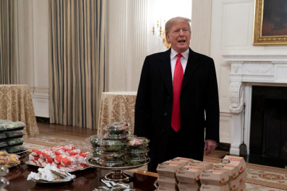 Trump ofreció hamburguesas a sus invitados a la Casa Blanca.