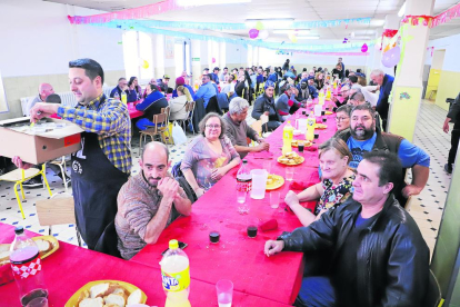 El comedor de Maristes acogió la comida navideña a la que asistieron 120 personas.