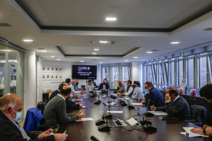 Xavier Batalla (Atlètic Lleida) i Gerard Caro (UE Tàrrega), a la dreta, durant la reunió d’ahir.