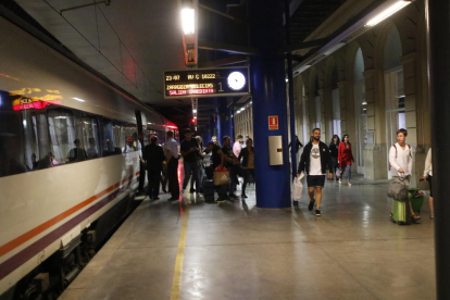 Imagen del tren AV City llegando ayer por la noche a la estación de Lleida-Pirineus. 