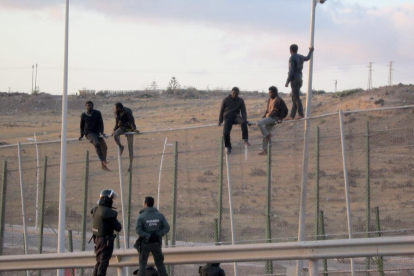 Imatge d’arxiu d’un assalt d’immigrants a la tanca de Melilla l’agost del 2014.