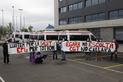 El sindicat CGT va denunciar ahir la falta d’equips de protecció davant de les oficines de les ambulàncies Egara.