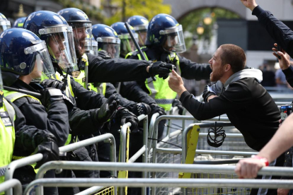 Un ultraderechista se encara con la Policía, ayer, en Londres.