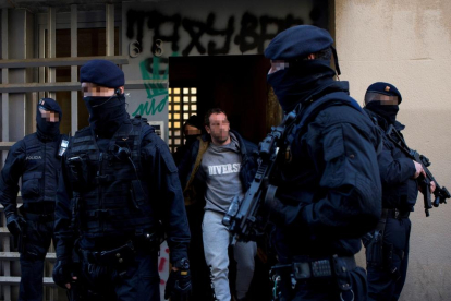 Imatge d’un dels arrestats en un pis del districte barceloní de Ciutat Vella, ahir.