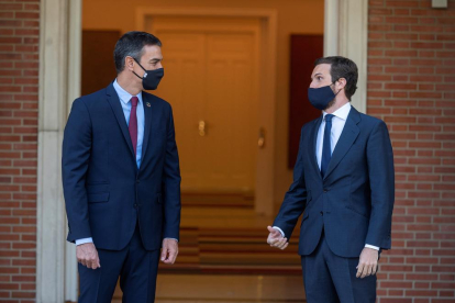 El president del Govern espanyol, Pedro Sánchez, saluda el líder del PP, Pablo Casado, a La Moncloa en una imatge d'arxiu.