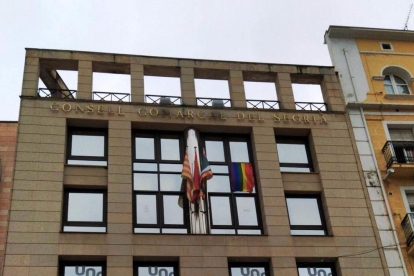 La façana del consell del Segrià amb la bandera multicolor.