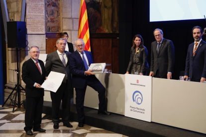 Juan Cal, Santiago Costa i Robert Serentill van rebre ahir el premi al Grup SEGRE de mans del president Torra a la Generalitat.