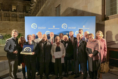 L’equip directiu i d’accionistes del Grup SEGRE, ahir al Palau de la Generalitat després de rebre el Premi Nacional de Comunicació 2019.