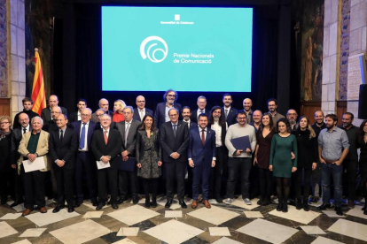 L’equip directiu i d’accionistes del Grup SEGRE, ahir al Palau de la Generalitat després de rebre el Premi Nacional de Comunicació 2019.