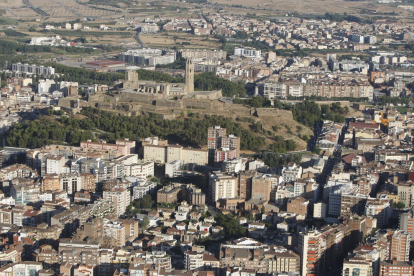 Vista àrea de Lleida ciutat, amb la Seu Vella al fons.