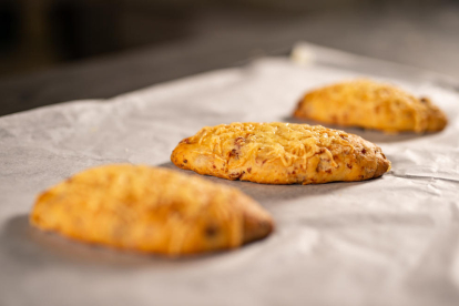 El pa d'embotit és un pa enriquit amb ingredients com la llangonissa, el bacó o la ceba.