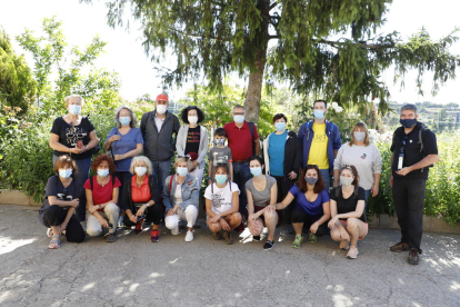 A la izquierda, foto del grupo que hizo la ruta de la Granja Pifarré y, a la derecha, los asistentes que fueron a recoger la lavanda de Aromes de Can Rosselló.