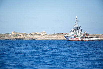 El Open Arms, ayer, con 134 migrantes a bordo frente a la costa de la isla italiana de Lampedusa.